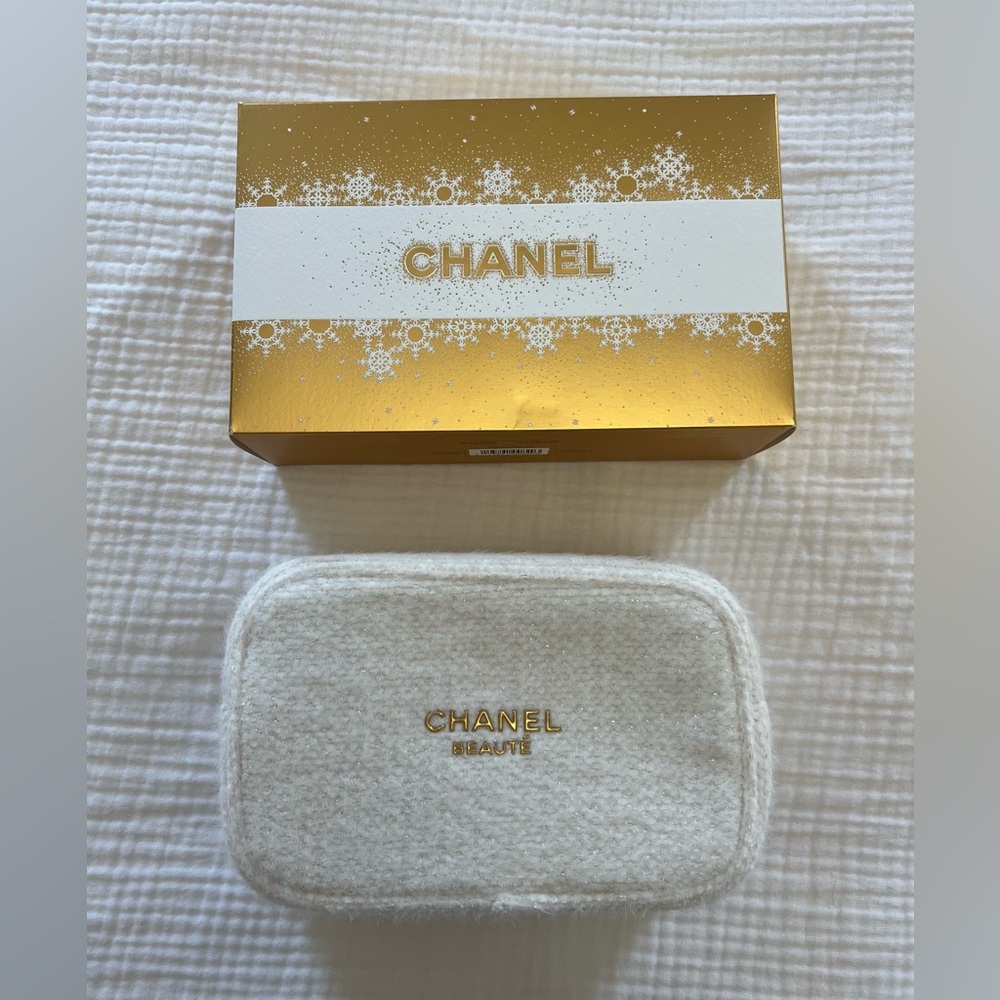 Chanel cosmetic bag, white, gold hardware, New